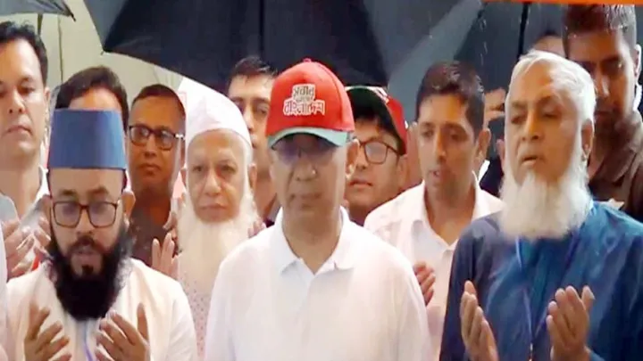 সিলেটে প্রচন্ড বৃষ্টির মধ্যে প্রধানমন্ত্রী মাজার জিয়ারত করলেন